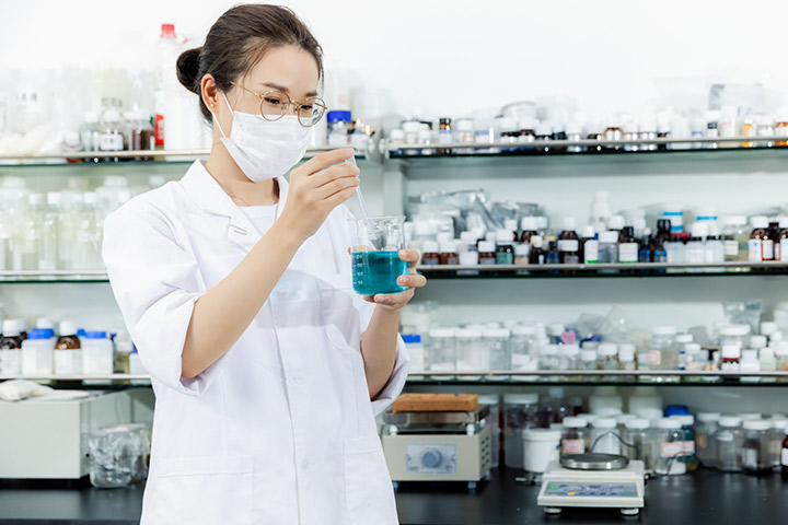 a female researcher is doing experiment in the lab